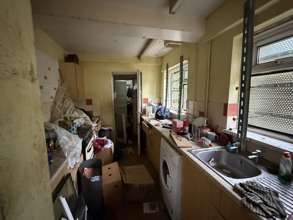 Lot: 132 - RURAL SEMI-DETACHED HOUSE IN NEED OF COMPLETE REFURBISHMENT - Kitchen